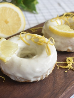 Una foto de Donuts glaseados de limón rellenos de lemon curd