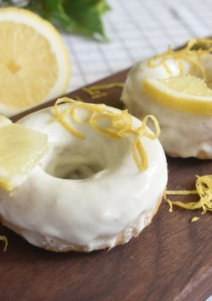 Una foto de Donuts glaseados de limón rellenos de lemon curd