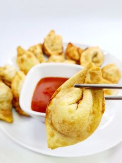 Una foto de Wanton frito relleno de langostinos