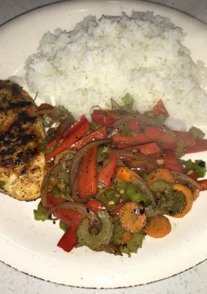 Una foto de Pechuga a la naranja con verduras salteadas al dente