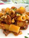 Mezze Maniche con Tonno, Pomodorini Freschi e Noci