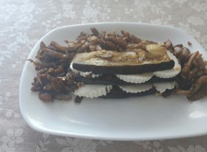 Foto principal de Ensalada tibia de berenjenas y queso fresco