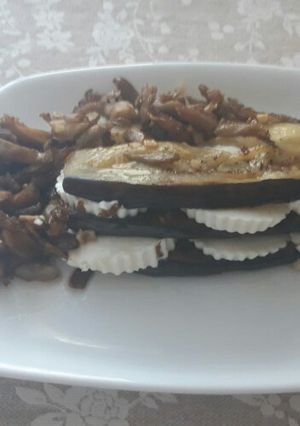 Una foto de Ensalada tibia de berenjenas y queso fresco