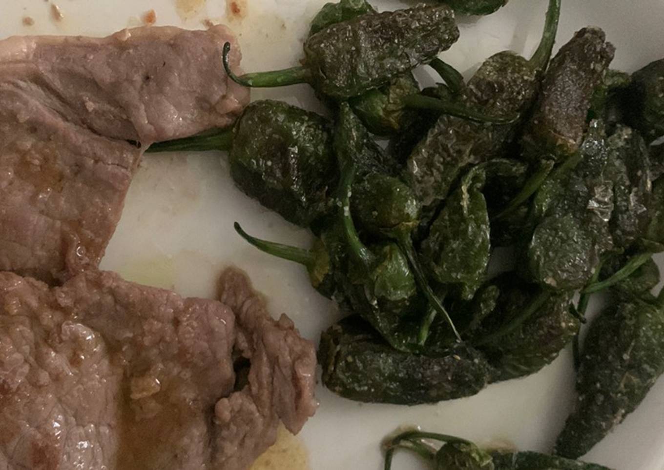 Filete de ternera a la plancha con pimientos del padrón