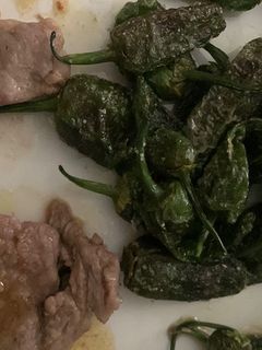 Una foto de Filete de ternera a la plancha con pimientos del padrón