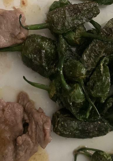Una foto de Filete de ternera a la plancha con pimientos del padrón
