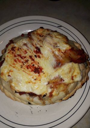 Una foto de Pizzeta rellena con tapa de empanada