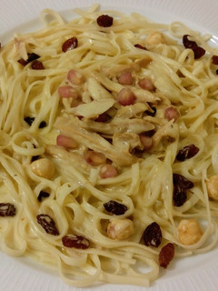 Una foto de Fideos Udon con pollo asado en crema de queso con frutos secos y granada