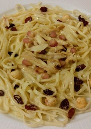 Una foto de Fideos Udon con pollo asado en crema de queso con frutos secos y granada