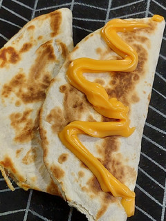 Una foto de Quesadilla de Carne Asada y Queso Fácil (ideal para la once)