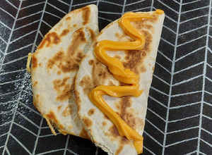 Una foto de Quesadilla de Carne Asada y Queso Fácil (ideal para la once)