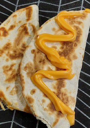 Una foto de Quesadilla de Carne Asada y Queso Fácil (ideal para la once)