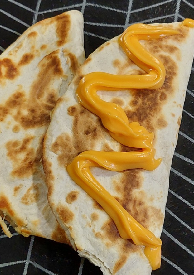 Una foto de Quesadilla de Carne Asada y Queso Fácil (ideal para la once)