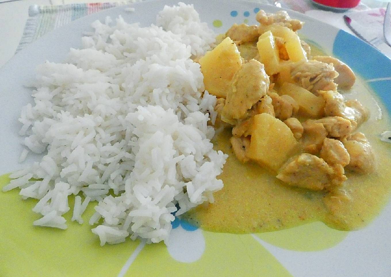 Pollo al curry con piña y leche de coco