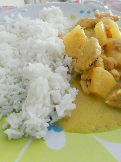 Una foto de Pollo al curry con piña y leche de coco