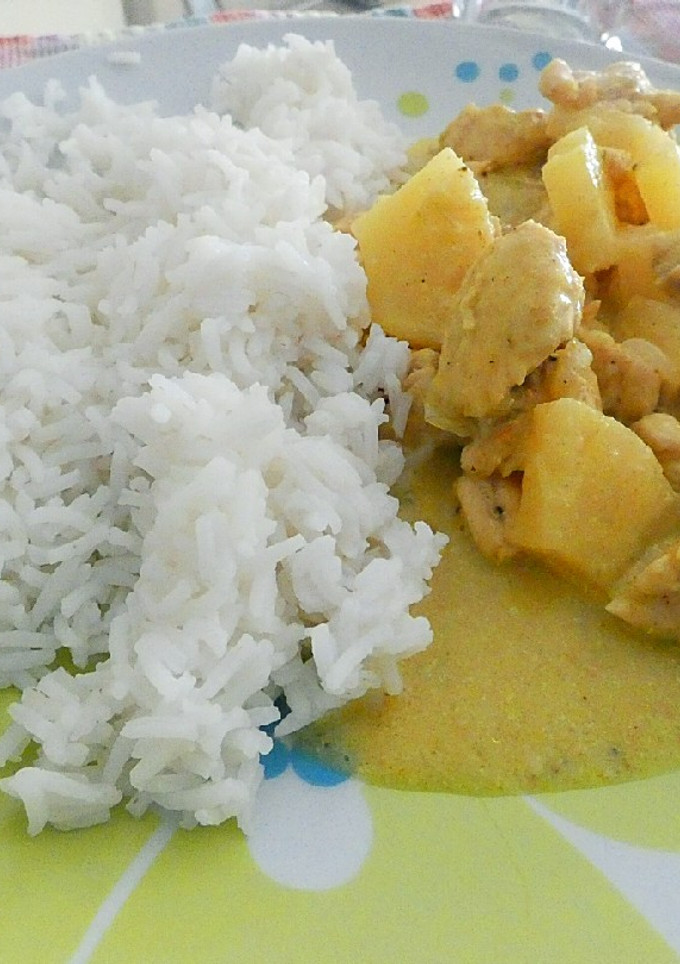 Una foto de Pollo al curry con piña y leche de coco