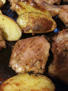 Una foto de Pollo al horno con papas y mucho sabor