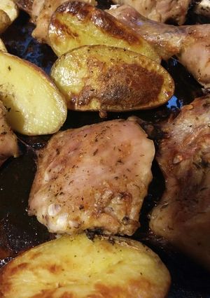 Una foto de Pollo al horno con papas y mucho sabor