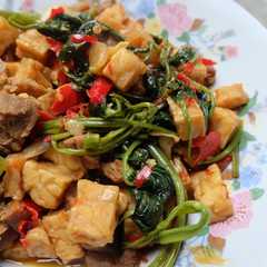 A picture of Oseng Tempe Daging Kangkung Pedas.