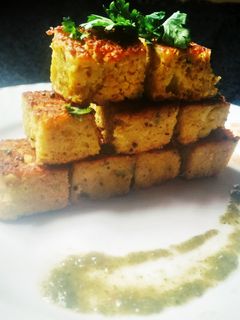 गेहूं आटा / लौकी का फ्रॉइड ढोकला (Gehu atta / lauki ka fried dhokla recipe in Hindi) रेसिपी मुख्य फोटो