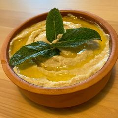 A picture of Hummus.