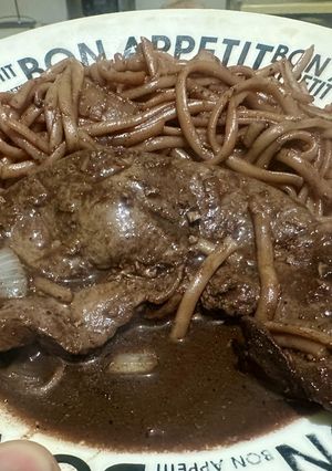 Una foto de Hígado al vino con tallarines