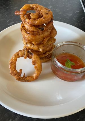 A picture of Beer Battered Onions Rings.