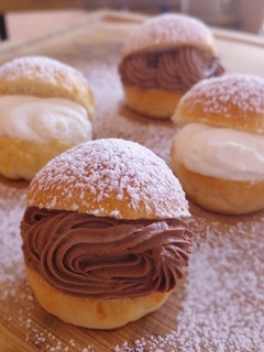 Una foto de Mini brioche de yogurt rellenos de trufa al caramelo y nata