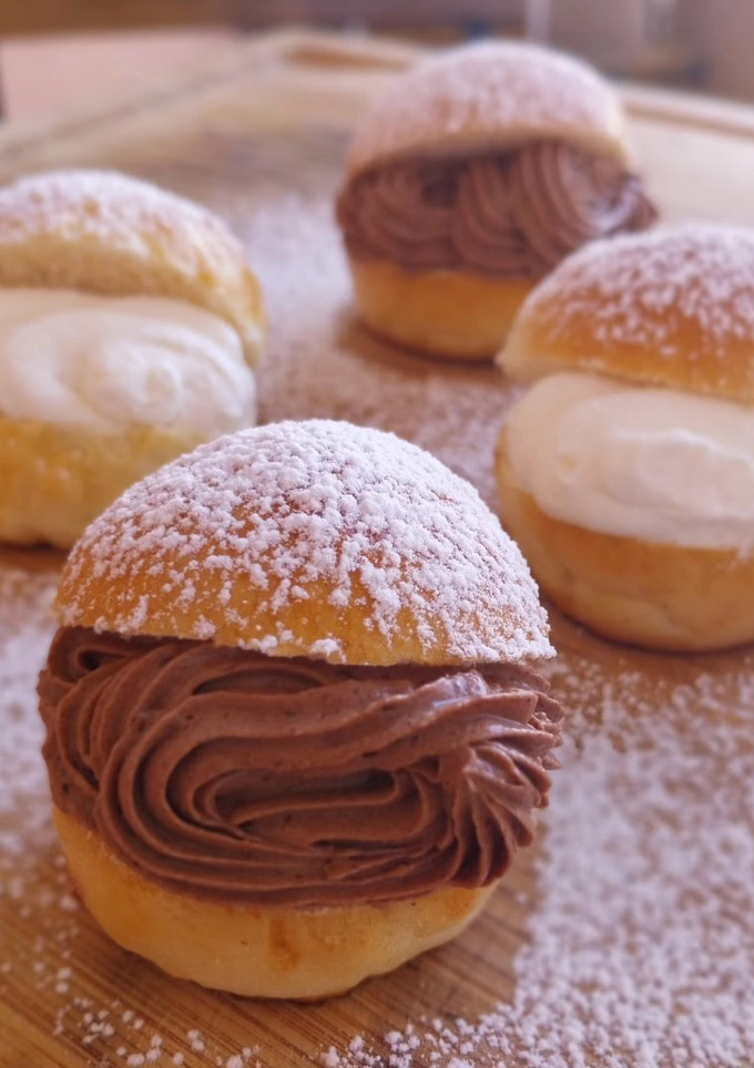 Una foto de Mini brioche de yogurt rellenos de trufa al caramelo y nata