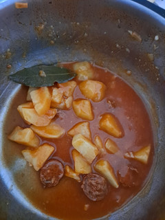 Una foto de Patatas guisadas con chorizo picante