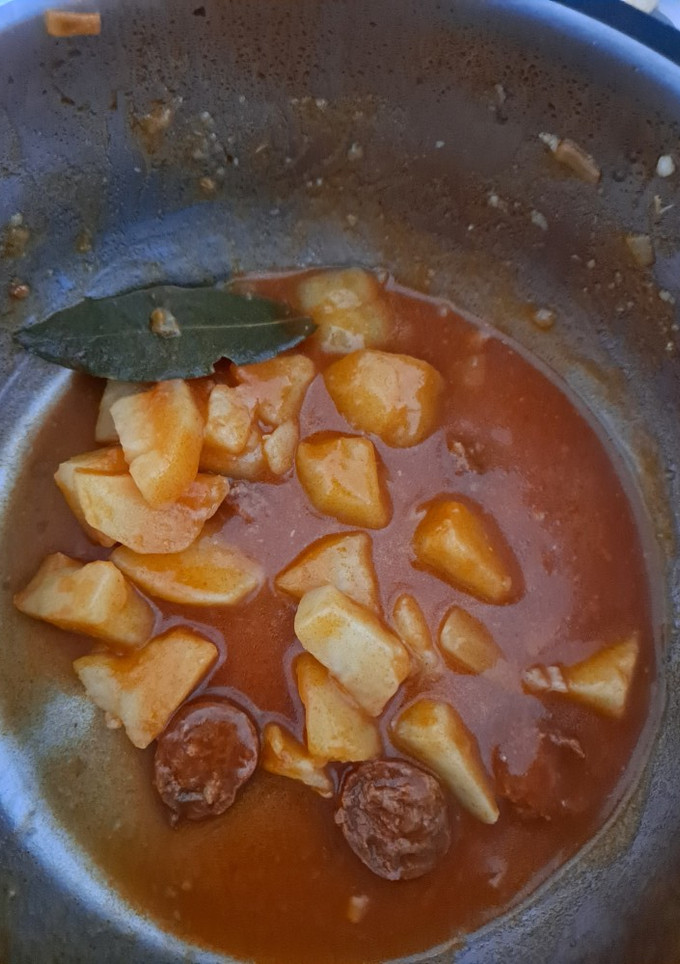 Una foto de Patatas guisadas con chorizo picante