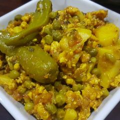 A picture of Aloo mater qeema(mince chicken with potatoes and peas).