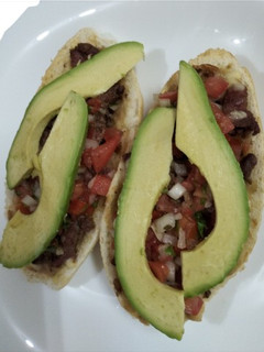 Una foto de Molletes con arrachera, pico de gallo y aguacate