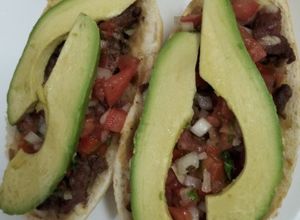 Una foto de Molletes con arrachera, pico de gallo y aguacate