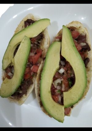 Una foto de Molletes con arrachera, pico de gallo y aguacate