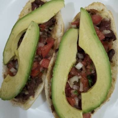 Molletes con frijoles refritos y pico de gallo Receta de Jessi Jane- Cookpad