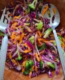 Ensalada de col morada (repollo) y brócoli