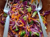 Ensalada de col morada (repollo) y brócoli