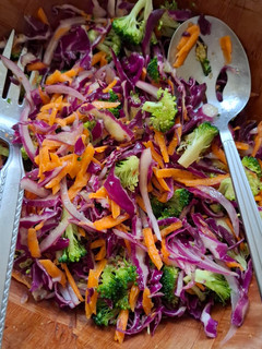 Una foto de Ensalada de col morada (repollo) y brócoli