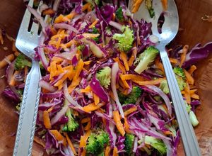 Una foto de Ensalada de col morada (repollo) y brócoli