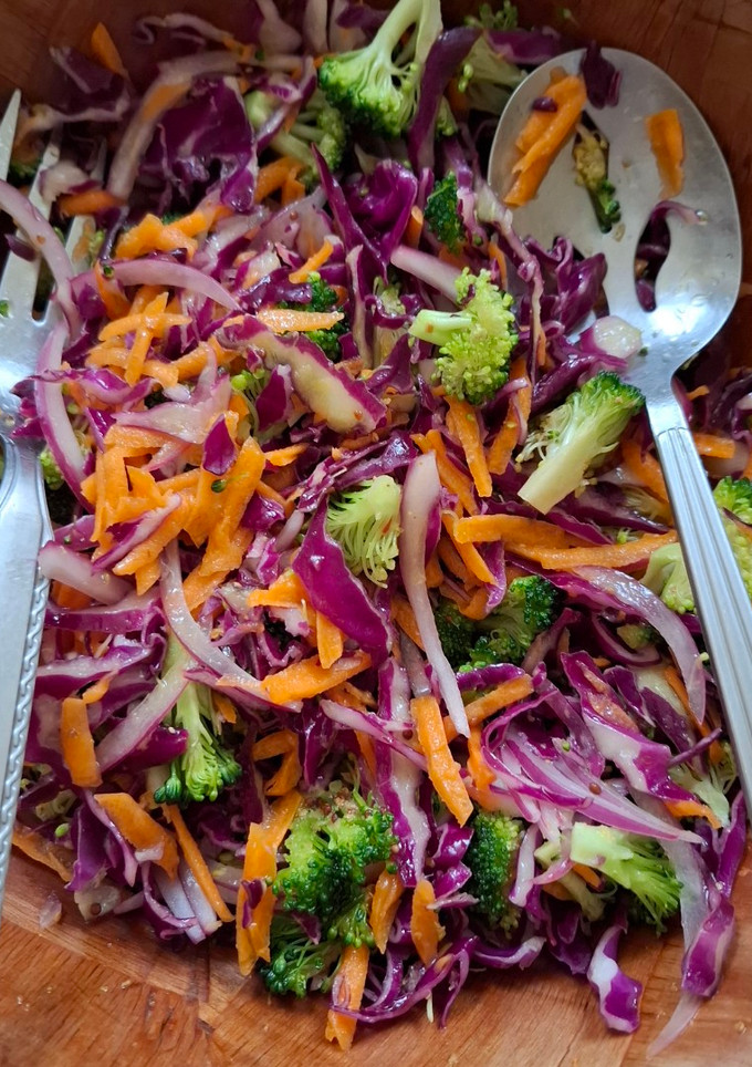 Una foto de Ensalada de col morada (repollo) y brócoli