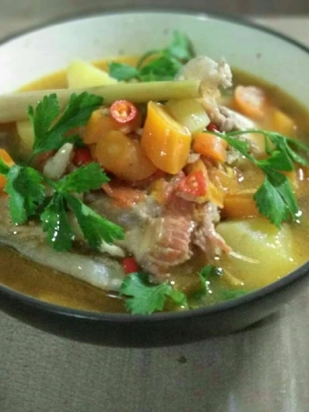 Langkah Gampang Membikin Resep Sup kepala Salmon yang Uenak Anti Ribet, Uenak Banget