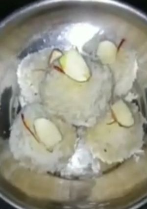 A picture of Instant coconut ladoo.