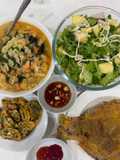 Cơm nhà với cá diêu hồng chiên xù, trứng cuộn lá hẹ, canh súp lơ trắng rong biển tôm, salad giò lụa