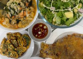 Cơm nhà với cá diêu hồng chiên xù, trứng cuộn lá hẹ, canh súp lơ trắng rong biển tôm, salad giò lụa