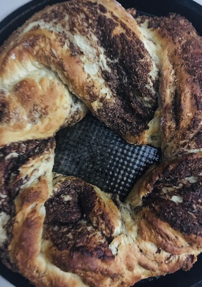 Una foto de ROSCA TRENZADA RELLENA DE 🍫CHOCOLATE🍫🍩🧉Y CHOCO Y 🥥COCO🥥🍩🥥🧉(ideal para el mate)🧉🍩🧉