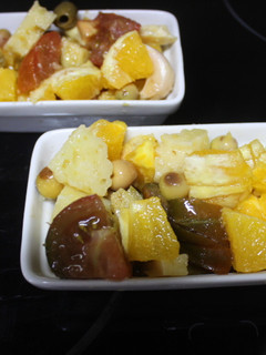 Una foto de Ensalada individual de piña, encurtidos y naranja