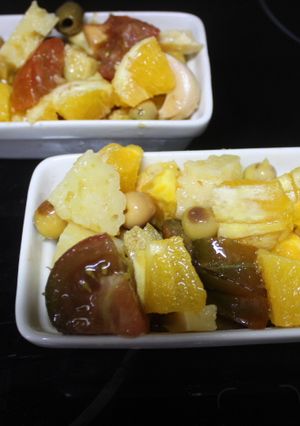 Una foto de Ensalada individual de piña, encurtidos y naranja