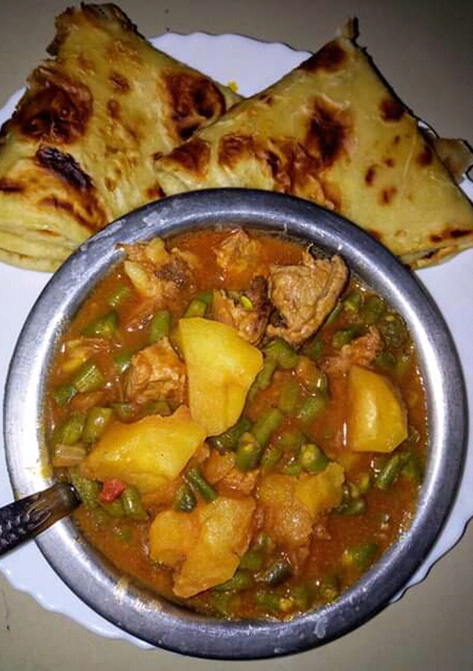 A picture of Beef stew with chapati # authormarathon#.
