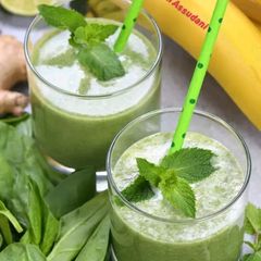 A picture of Bottle gourd with spinach juice 😋.
